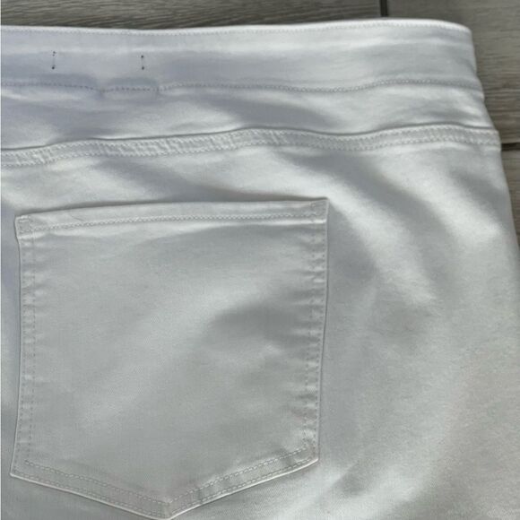 NYDJ Cropped Cuffed Jeans Lift Tuck Tech.     Size: 28W Color: Optic White - Picture 7 of 13